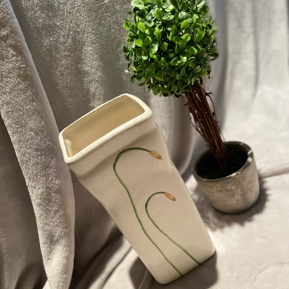 ‼️3/$33‼️ ✨🏺Unique Poppy vase 🏺 ✨ - Picture 2 of 6